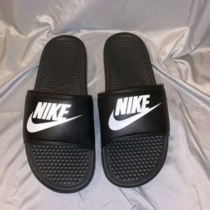 Black Women’s Size 9 Nike Slides.